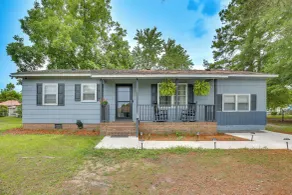 Cozy Mullins Retreat w/ Backyard & Covered Porch! - Innenbereich