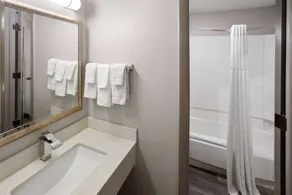 Days Inn & Suites by Wyndham Northwest Indianapolis - Bathroom