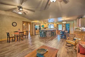 Kingston House w/ Fire Pit, Short Walk to Lake! - Innvendig