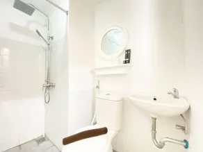 Nice Studio Room at Grand Asia Afrika Apartment By Travelio - Bathroom