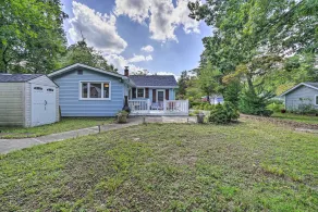 Dog-Friendly Waretown Home w/ Furnished Deck! - Innvendig