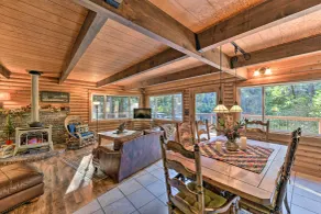 Near Vineyards: Cabin w/ Hot Tub in Pollock Pines! - Innenbereich