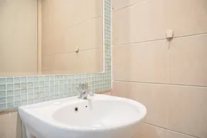 Homey 2BR Apartment at Marina Ancol By Travelio - Salle de bain
