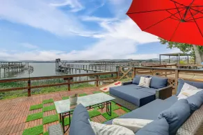 Waterfront Clear Lake Home w/ Game Room & Deck! - Interiör