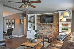 Rustic Chic Home: 10 Mi to Otter Creek State Park! - Innenbereich
