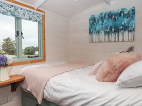 Lottie's Hut - Room
