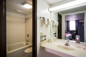 OYO Hotel Hutchinson KS West 4th Ave - Bathroom