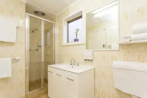 The Club Motel and Apartments - Bathroom