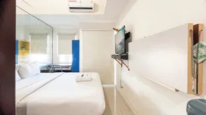 Simply and Cozy Living Studio Vida View Makassar Apartment By Travelio - Værelse