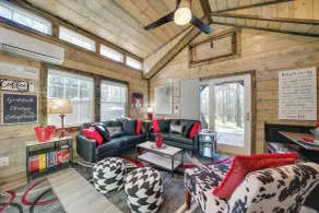 Pet-friendly Broken Bow Cabin: Hot Tub & Fireplace - Interiør