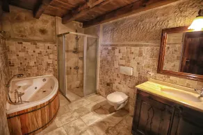 Traveller's Cave Hotel - Bathroom