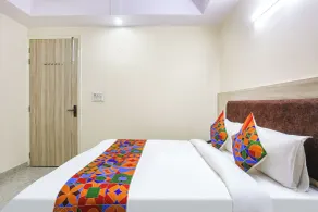 FabHotel Taugan Inn - Nr Yashobhoomi Convention Centre - Rom