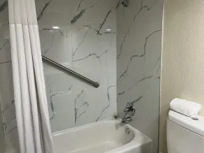 Hilltop Inn & Suites - Salle de bain