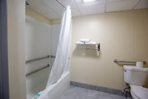 Super 8 by Wyndham Rockford I-90 Casino District - Salle de bain