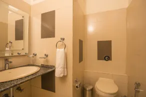 goSTOPS Mukteshwar - Hostel - Bathroom