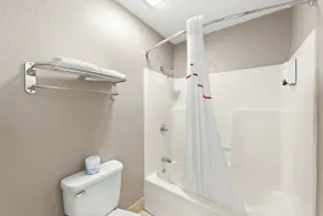 Red Roof Inn Muscle Shoals - Bathroom