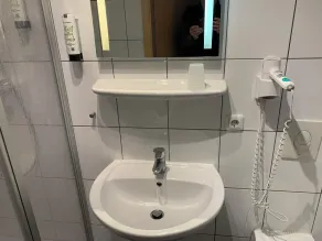 Brauerei Gasthaus Lohhof im Münchner Norden, direkt an der S1, nähe vom Flughafen, Zentrum, A92, Allianz Arena, Ruderregatta und Schießanlage G- Hochbrück entfernt, Internationale Küche - Bathroom