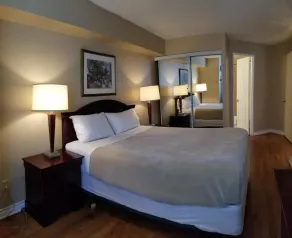 Conservatory Tower Suites - Glen Grove - Room