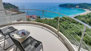 LIVINGHOME SUITES - Reception