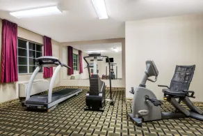 Days Inn by Wyndham Norton - Fitness facility