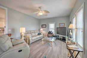 Updated Family Getaway: Walk to Sea Haven Beach! - Intérieur