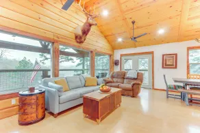 Cabin on Beaver Lake w/ Views & Furnished Deck! - Interiør