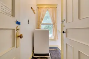 2 Miles to Dtwn! Idyllic Rochester Apt w/ Hot Tub - Intérieur
