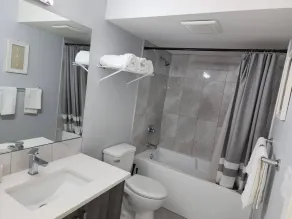 Luxurious home away from home with Aircon - Bathroom