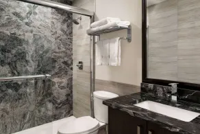 Days Inn by Wyndham Wainwright - Bathroom