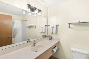 GuestHouse Inn & Suites Kelso/Longview - Badezimmer