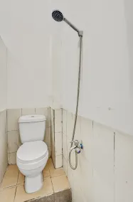 OYO Life 90523 Homestay Jenggolo - Bathroom