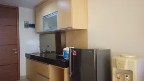 Strategic Studio Apartment at Beverly Dago with Mountain View By Travelio - Cocina privada