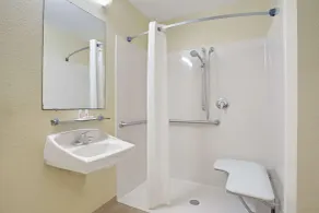 Super 8 by Wyndham Daytona Beach - Salle de bain