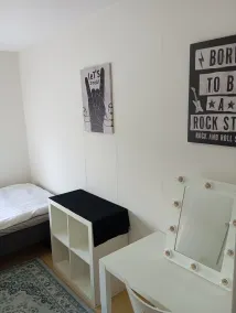 Charming 2-Bedroom Apartment in Historic Skara, Sweden - Værelse