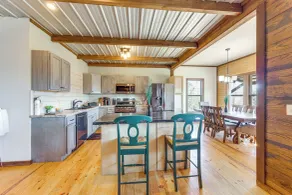 Hot Tub + Grill: Rustic Altoona Cabin w/ Views - Interiør
