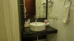 Alpina Hotels & Suites - Bathroom
