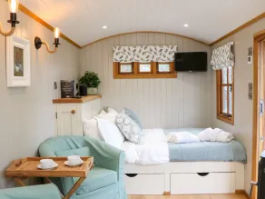 Little Silver Leaf - Room