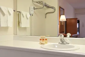 Days Inn by Wyndham Plainfield - Salle de bain