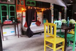 The Hostalgic Jibhi - Hostel - Lobby sitting area