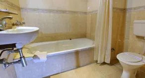 Hotel Yatrik - Bathroom