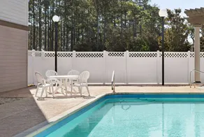 Wingate By Wyndham Southport - Piscine
