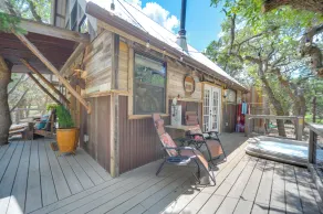 'Horse Thief Inn' Cabin Retreat w/ Deck & Hot Tub! - Interni