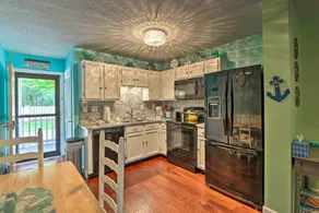 Beach + Pool Access: Colorful Hilton Head Condo! - Innenbereich