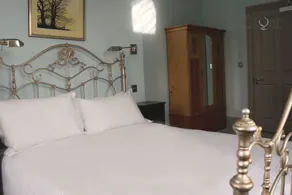 The Globe Angle - Room