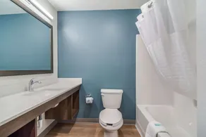 WoodSpring Suites Fort Mill - Bathroom