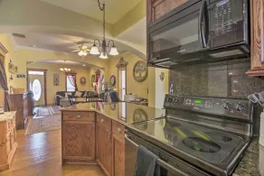 Charming Loveland Home w/ Yard, Walk to Dtwn! - Privat køkken