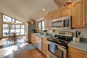 Lakeside Michigan Retreat w/ Boat Dock & Fireplace - Innenbereich