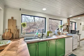 Stoney Creek Cottage: Waterfront Hot Tub, Fire Pit - Innenbereich
