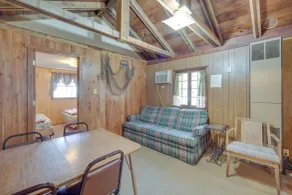 Stone Lake Cabin w/ Private Deck & Fire Pit! - Interiør