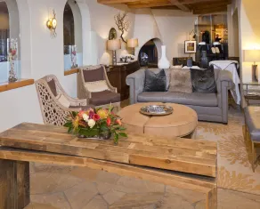The Pines Lodge, a RockResort, by Vail Resorts - Coin salon dans le hall